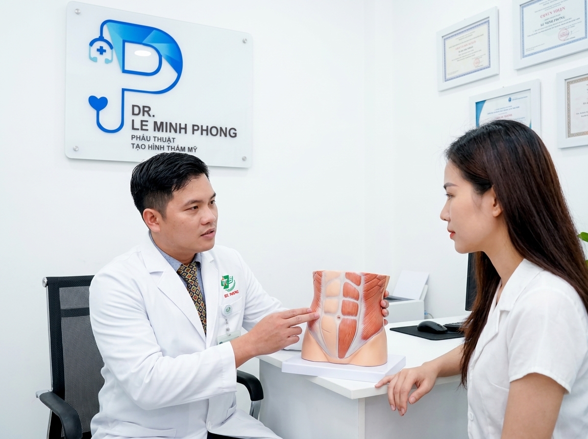 TS.BS Lê Minh Phong - Trưởng khoa PTTM Bệnh viện 175 trực tiếp đo vẽ và tư vấn cho bệnh nhân