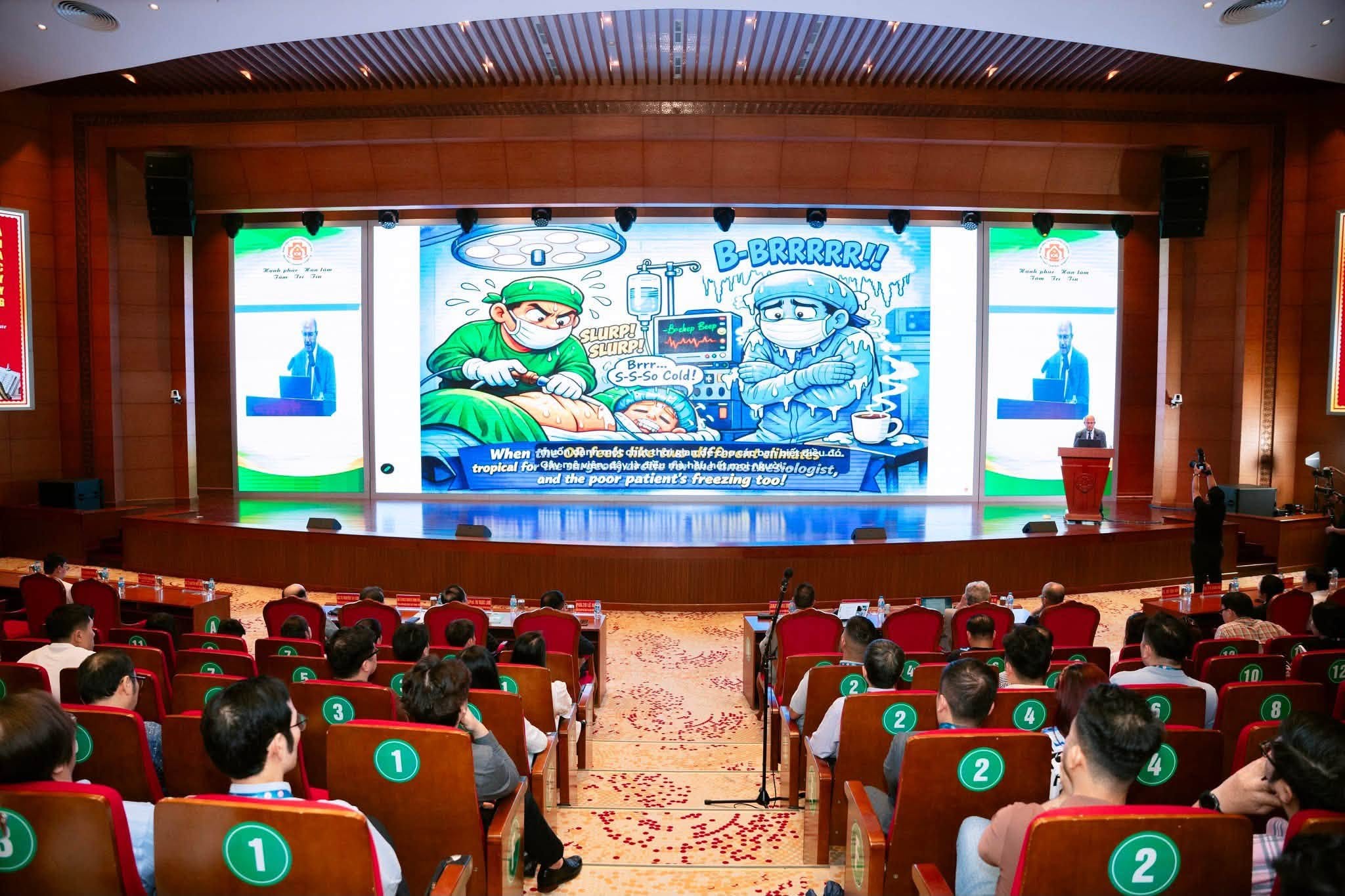 Các chuyên gia trao đổi chuyên môn tại chương trình tập huấn An toàn người bệnh trong Phẫu thuật Tạo hình Thẩm mỹ